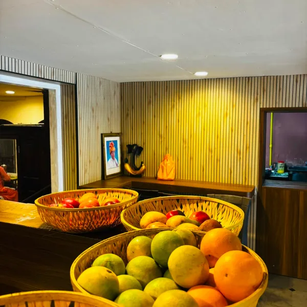 Cane baskets of fresh oranges, mosambi and apples at the juice counter